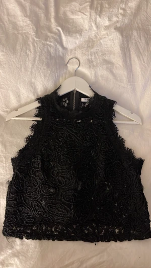 Spetstopp från zara - Säljer min skitsnygga spetstopp ifrån zara som ja tror de har slutat sälja. Super söt och fin!