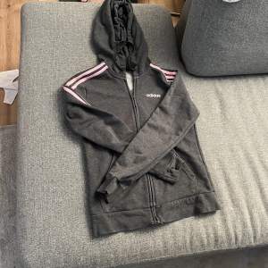 Adidas tröja stolek xs. grå med rosa ränder på ärmarna.  Den är i fint skick. 