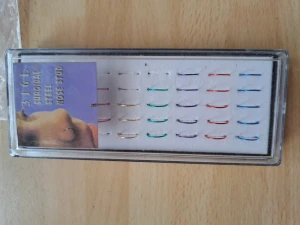 Näs-Piercingar🌹 - Hej 🌹 Här har jag en ask med olika färger Näs-Piercingar🌹 De är helt Nya,se bild 🌹 Pris 5 kr Styck plus frakt 16 kr 🌹 vid frågor kontakta mig 🌹Anki endast vanlig Swish 🌹 Kontakta mig Innan köp🌹
