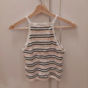 Linne - Jätte snyggt multifärgat linne från H&M. Passar perfekt inför dommaren.  50kr+frakt