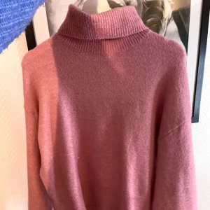 Rosa polotröja - Så himla söt och mysig tröja men kommer tyvärr inte till användning💕 Jättebra skick och inga defekter. Skriv för fler bilder! Köpt på hm. Storlek Xs men skulle säga att den passar mellan xs-m!