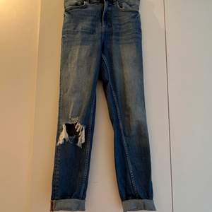 Jeans från Gina tricot i modellen Leah.