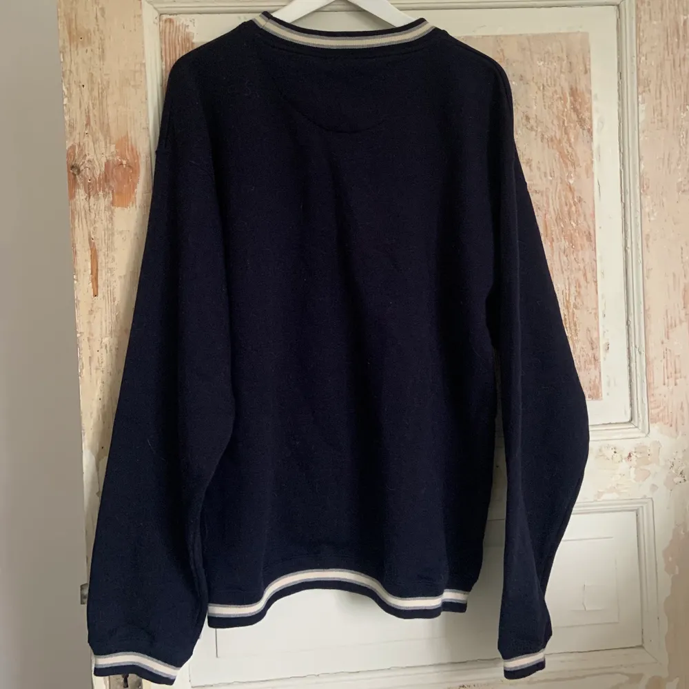 Så snygg vintage sweatshirt i navy! Skulle säga att den sitter mer som en oversized M än XL☺️ superbra skick! Köparen står för frakten!🚚. Tröjor & Koftor.