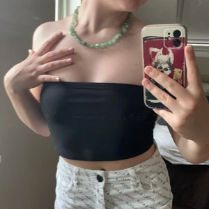 Kendall & Kylie Tubtopp - Cool tubtopp från Kendall & Kylie, med text på framsidan. Köpt i Italien. Jätteskön, i ett material som andas bra. Väldigt söt till sommaren med en kjol eller jeans. Toppen är använd ett fåtal gånger.