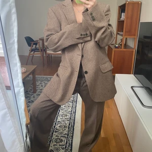 Kostym set - Sååå snygg kostym😍😍😍köpt second hand men ej fått tillfälle att bära💔 köpt för 1000kr. Jag på bilden är storlek s/36