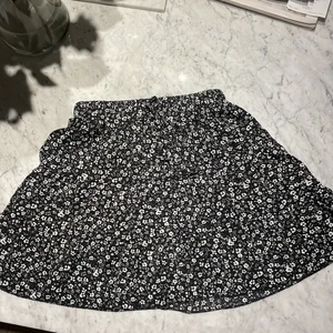 Kjol - Tänkte själva den här superfina kjolen ifrån Shein i strl S🤍. Tänker mig 120kr + frakt, eftersom den här en väldigt omtyckt kjol och sitter väldigt bra och passar till allt🤍✨