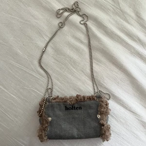 minibag holten väska - märke: holten. mått: 16 cm bred 10 cm lång. möts upp i stockholm eller fraktar 🖤
