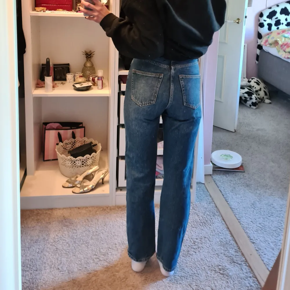 Jöttefina jeans från Monki! De har blev snabbt försmå så är nästan inte använda.☆. Jeans & Byxor.