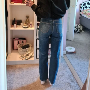 Monki jeans - Jöttefina jeans från Monki! De har blev snabbt försmå så är nästan inte använda.☆