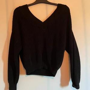 Svart stickad tröja  - En svart fin stickad tröja. Endast använd några få gånger. Storlek:XS