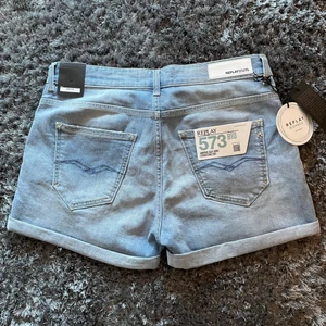 Replay Jeansshorts - Jeansshorts från Replay, aldrig använda. Köpte för stor storlek på en VIP-utförsäljning. Baggy fit (stora i storleken). Modell Anyta. 