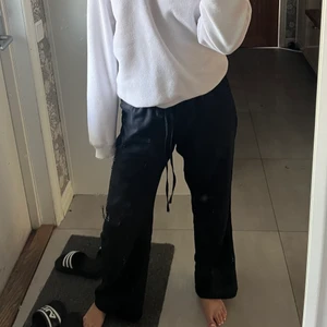 Linnebyxor - Säljer dessa helt oanvända lågmidjade linnebyxorna från hm, prislapp kvar!!!