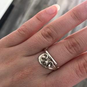 Säljer min välanvända superfina ring från Jokkmokks Tenn i äkta silver. Köpt för 600kr och säkjer för 300kr+ frakt då den fortfarande är i väldigt fint skick. De går att justera storleken själv, så den passar alla💖💘