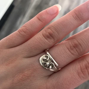 Jokkmokks ringen - Säljer min välanvända superfina ring från Jokkmokks Tenn i äkta silver. Köpt för 600kr och säkjer för 300kr+ frakt då den fortfarande är i väldigt fint skick. De går att justera storleken själv, så den passar alla💖💘