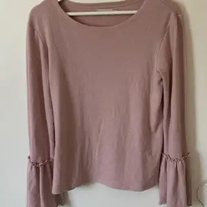 En lila/rosa fin tröja med vida armar. Den är både luftig, skön och stretchig. Säljs för 20kr plus frakt 