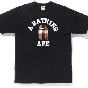 Säljer en BAPE Check College Tee Black/Red som införskaffades i japan 2020, japanskt originalkvitto finns och tröjan har använts en gång för ett foto sen har den varit i förvaring. Hör av dig om du vill ha fler foton eller bilder!