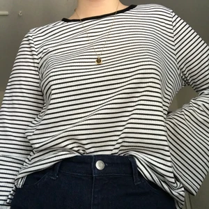 Randig tröja  - Randig tröja med lösa ärmar, knappt använd<3