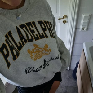 Sweatshirt - Säljer denna skitsnygga sweatern då den inte längre kommer till användning. Tveka inte på att kontakta vid intresse eller fler bilder! 💓  Startar budgivning om många är intresserade, köp direkt 400kr!