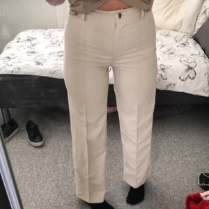Kostymbyxor  - jag säljer ett par beiga kostymbyxor i storlek 38, skulle säga att dom skulle passa nån som har S/M och är ungefär 1,65-1,70 . Jag är 1,73 och dom är perfekt långa på mig. Har använt dom ungefär 2 gånger och dom är helt som nya. frakten kostar 60kr.