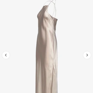 Maxi klänning från Calvin Klein - Helt oanvänd klänning med prislapp kvar. Superfin klänning i champagnefärgad från Calvin Klein i storlek 38. Nypris 1999kr Säljes då jag glömde returnera i tid. 