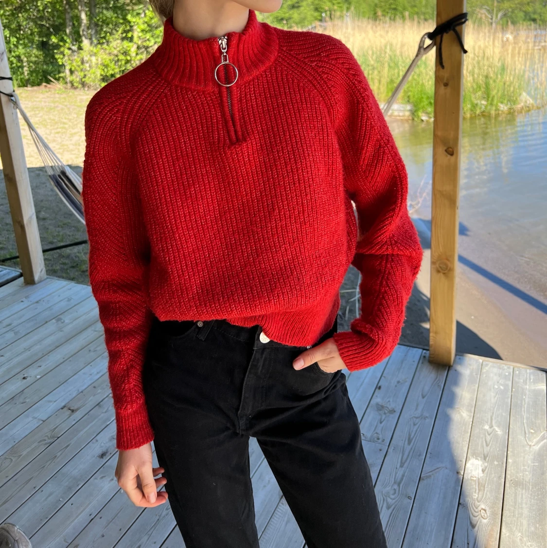 Röd stickad och kroppar från veromoda