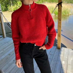 Röd stickad och kroppar från veromoda - Superfin röd stickad tröja från Vero Moda. Endast något år gammal och passar superbra till julen och vintern. Dessutom har den en dragkedja i kragen vilket ger en snygg justerbar detalj. Tyger är väldigt mjukt och skönt. Köptes för 300 Säljs 180