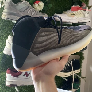  yeezy - Säljer dessa helt nya yeezy qntm i storlek 46 