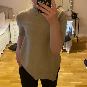tröja - så fin stickad tröja med lite kortare ärmar från vila, köpt på salt för nån månad sen o den är i jättebra skick💗