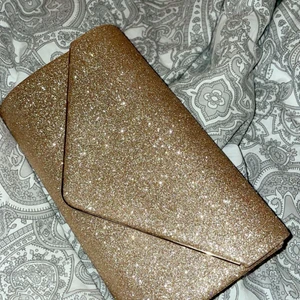 Väska - Säljer denna fina väska som är använd 1 gång under balen