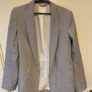 Blazer  - Säljer randig (vit o mörkgrå) blazer från hm. Varsamt använd, är i bra skick.
