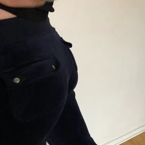 Äkta Juciy Conture  - Förra annonsen gick tyvärr bort!                           Hejsan! Säljer mina älskade juicy conture byxor i färgen mörkblå, i storlek XXS. Hör av er om ni har några frågor. Buda gärna i budgivningen!💕