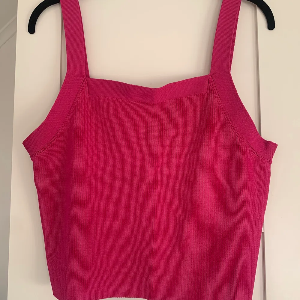 Superfint rosa sommarlinne från H&M! Det är i storlek L men är väldigt liten i storlek. Jag brukar ha storlek 34-36 och det passar mig superbra! Nästintill aldrig använt i jättebra skick! 💖. Toppar.