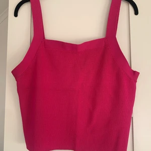 Linne - Superfint rosa sommarlinne från H&M! Det är i storlek L men är väldigt liten i storlek. Jag brukar ha storlek 34-36 och det passar mig superbra! Nästintill aldrig använt i jättebra skick! 💖