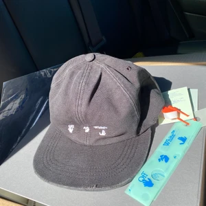 Off-White keps - Hej!  One-Sized Off-White keps som jag säljer efter jag fått den från en HEAT-box, äkta självklart, och 100% oanvänd! Jag har en Hoodie som jag säljer på i min profil som är från samma HEAT-box, kolla gärna in och hojta om intresse finns - 0707992323