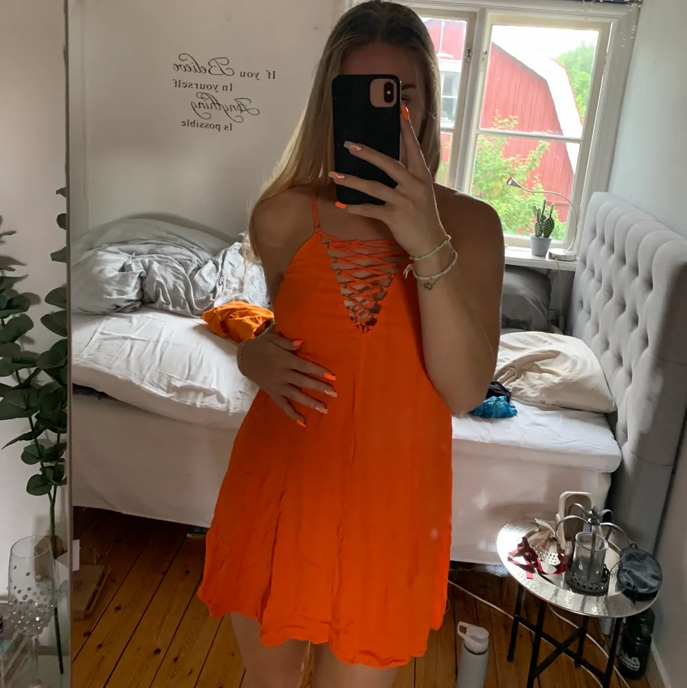Orange strandklänning från HM i storlek 36. Lite sliten vid banden men inget man tänker på. . Klänningar.