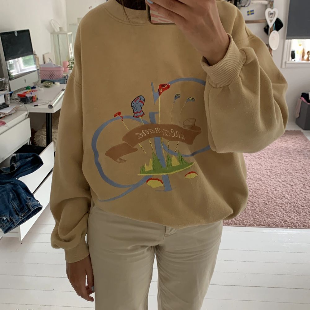 En thriftad golf-sweatshirt med tryck. Sweatshirten är i en fin beige färg och har även ett par fickor, modellen är en over sized passform. På lappen står det att storleken är 3XL, men i jämförelse med andra liknande plagg skulle jag säga att den är M-L. Tröjor & Koftor.
