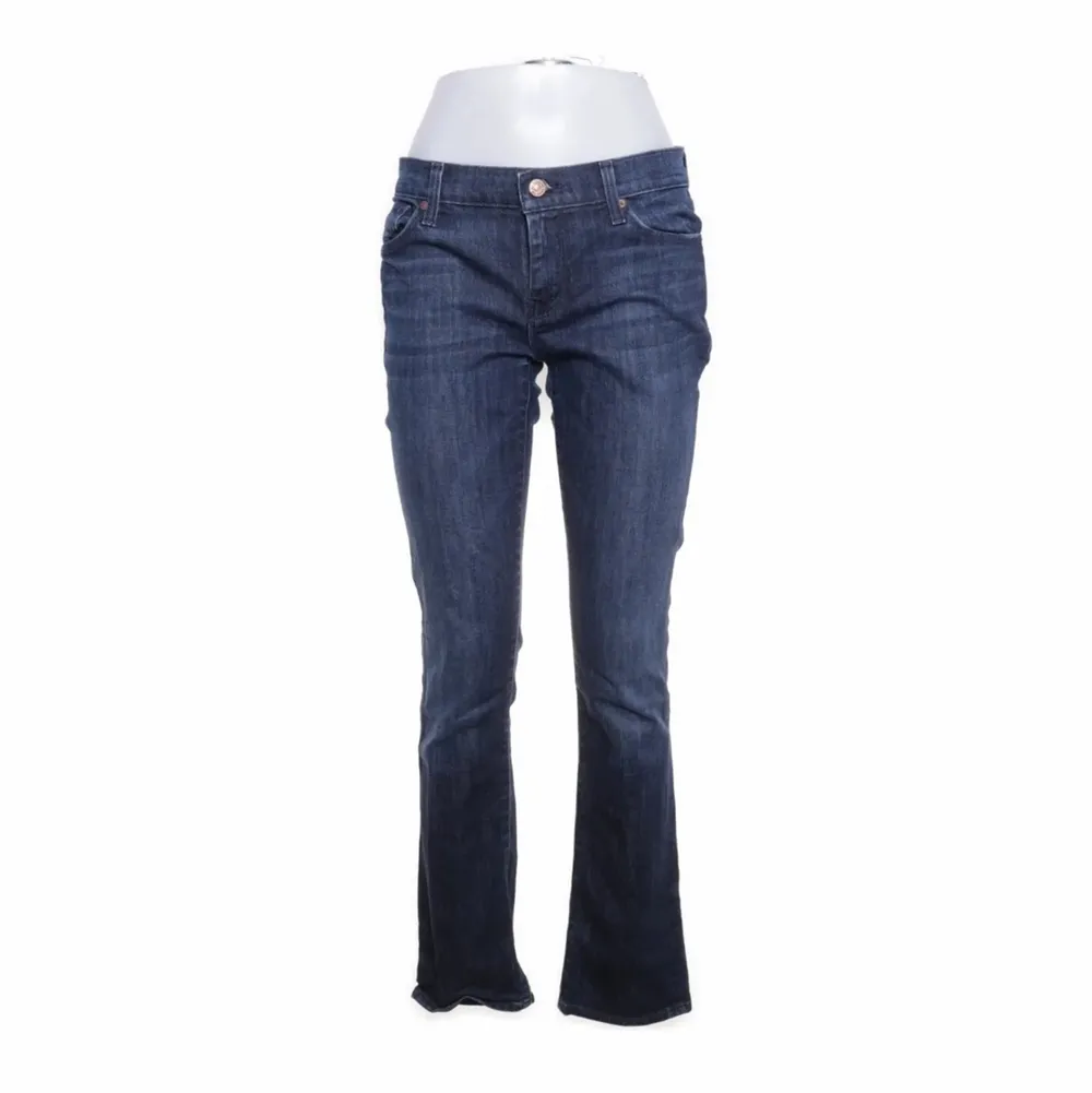 Blåa skit snygga och populära jeans till ett bra pris. Längst ner på vänstra benet är bara tillknöglat på bilden och går att fixa. Jeans & Byxor.