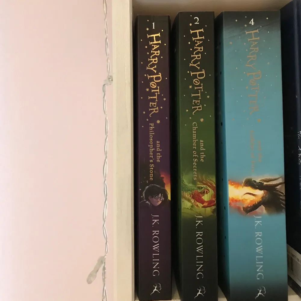 Harry Potter böckerna på engelska 1,2 och 4. Säljer pga att jag inte läser dem och dem bara står och samlar damm. Några små skråmor men inte så farliga. 1 för 65 3 för 160. Köpare står för frakt!. Övrigt.