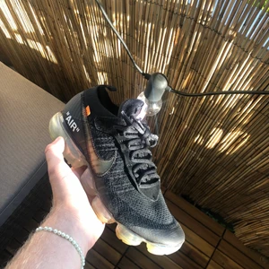 Off White Vapormax - Off White Vapormax   Storlek 42  Skick 8/10   OG All, Kvitto finns   Bid 3500 Bin 4300