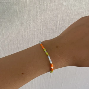 Pärlarmband - Om andra färger önskas går det att beställa.