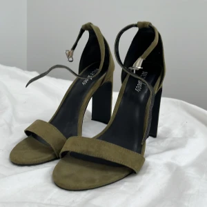 Klackskor grön  - Super snygga klackskor i grönt! Endast använt dem under en middag som varade ca 3h  Som ni nog märkt har jag knappt använt skorna jag säljer men jag är sån som köper använder 1 gång och säljer..?   SUPER SNYGGA!