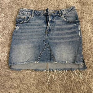 Jeanskjol  - Superfin jeanskjol i storlek 32 från h&m. Knappt använda då de inte passar mig