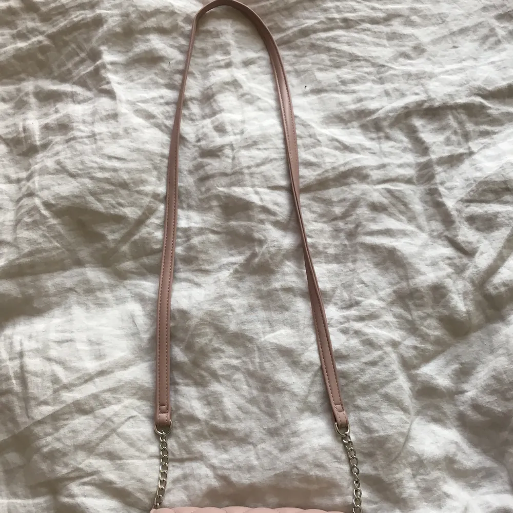 En rosa väska från glitter som aldrig är använd :) ordinarie pris: 250. Väskor.