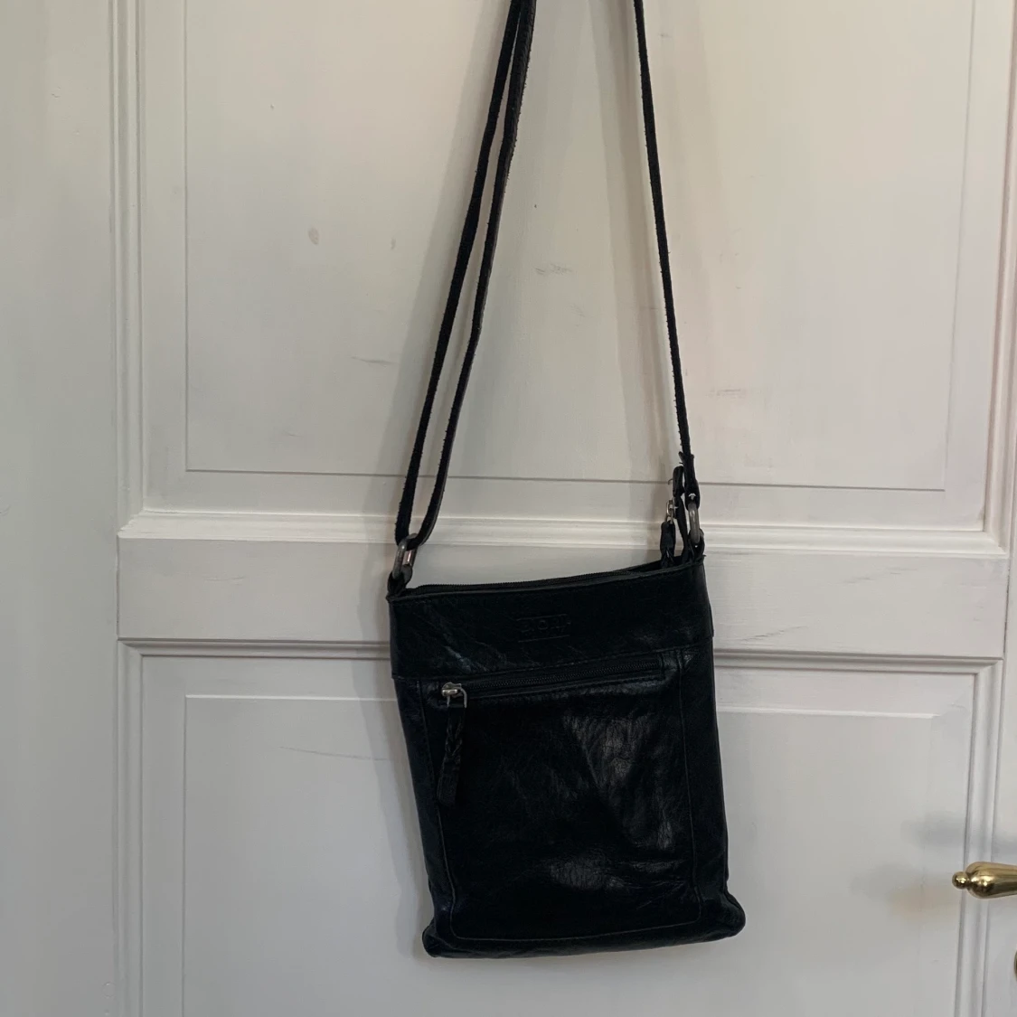 Svart läder axelremsväska 