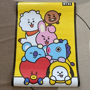 BTS/BT21 poster! - En jättefin poster från Sciencefiction Bokhandeln i stan! Super skick och har aldrig blivit använd eller suttit på väggen! Har lite märken på vänster sida men syns knappt om den är inramad. Dm om du har några frågor, svarar så snabbt som möjligt!😙