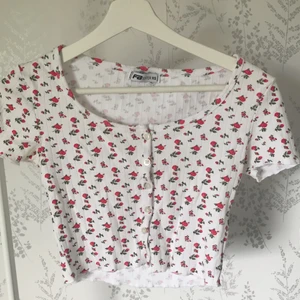 Sommar topp - En somrig U-ringad topp med söta blommor på 🌺 Den är i storlek XS och den kan fraktas