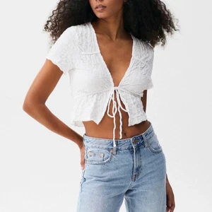 Vit blus  - Vit blus från pull and bear. Aldrig använd. Kommer inte till användning därav säljer jag. Storlek S, jättesöt till sommaren! 