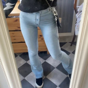 Ljusblå bootcut jeans - Ljusblå bootcut jeans i nyskick. De är från Stay i stl S. Men extremt stretchiga så funkar nog för både Xs och liten M. Köpare står för frakt💗