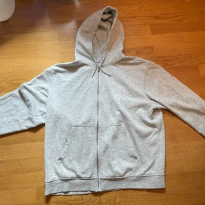 Weekday zip up L - Grå zip up i strlk L ifrån weekday