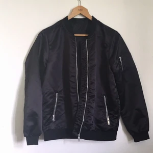 Jacka - Hej säljer min gamla bomberjacka för 150kr i storlek 42 den är inte särskilt använd men några gånger absolut! 